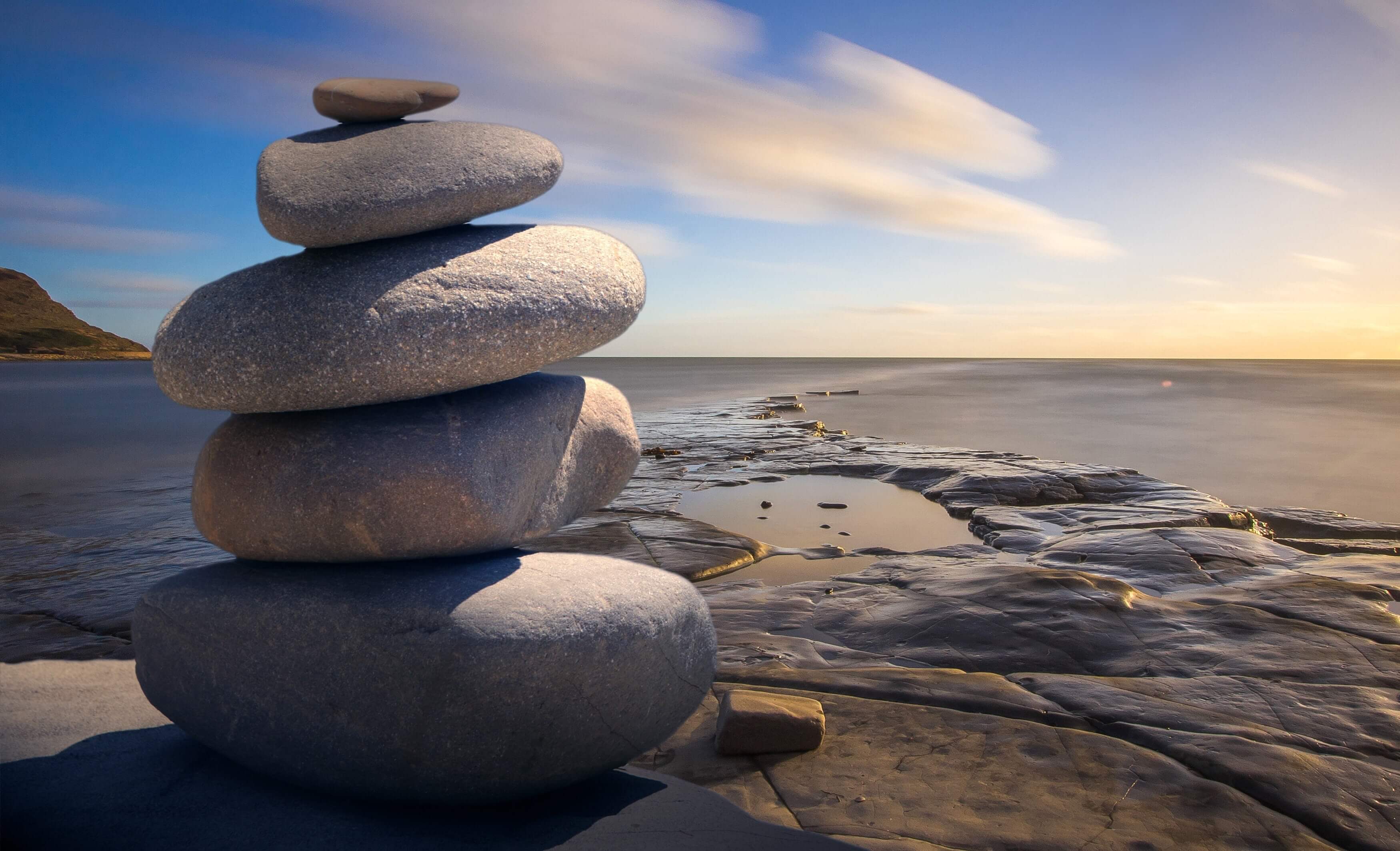 Cairn de pierre au bord de mer