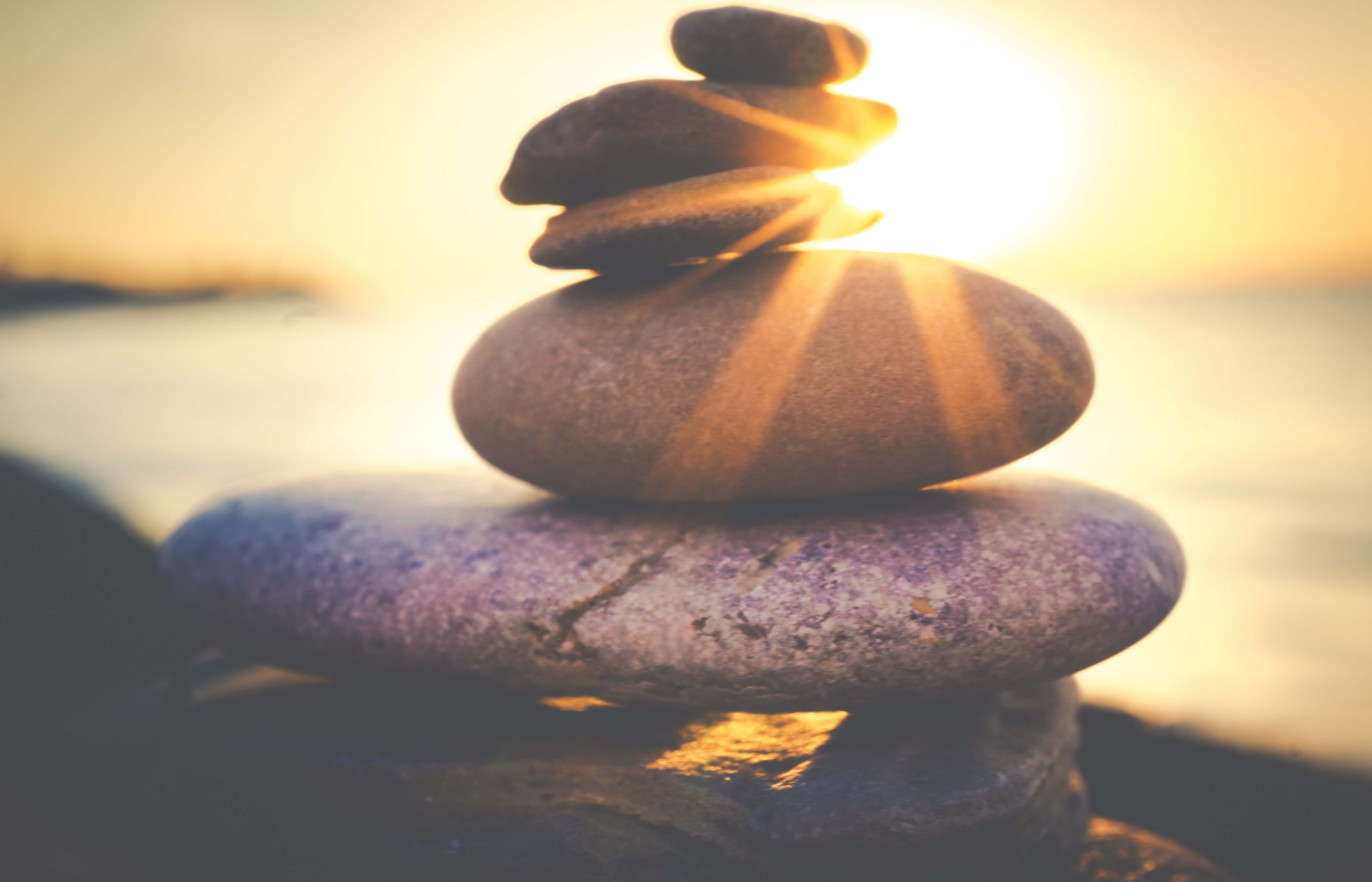 Cairn de pierre au soleil couchant